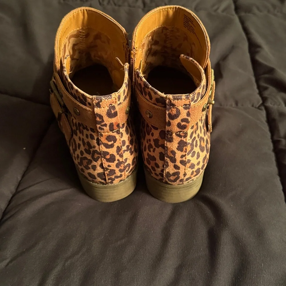 Stylish Tan and Leopard ladies 8.5 boots - Picture 4 of 5